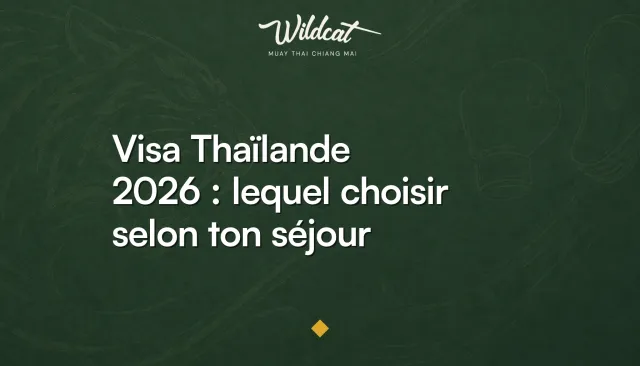 Fondatrice de Wildcat Muay Thai examinant des documents de visa avant un long séjour d'entraînement